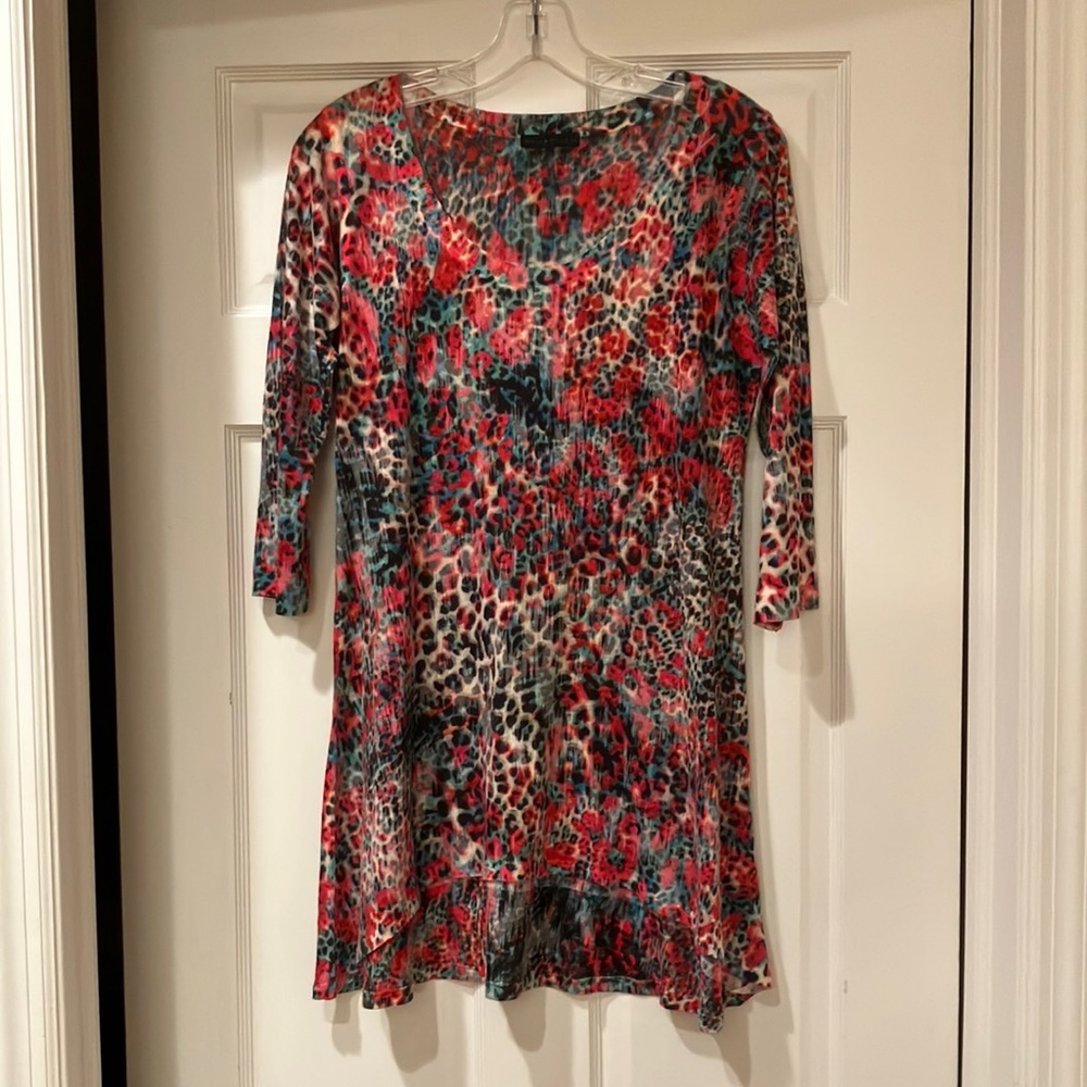Women’s Nally & Millie small high low hem colorful top